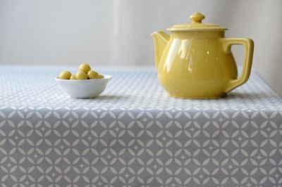 Nappe Mosaïque gris/blanc coton enduit non ourlée 160x160 - Fleur de Soleil
