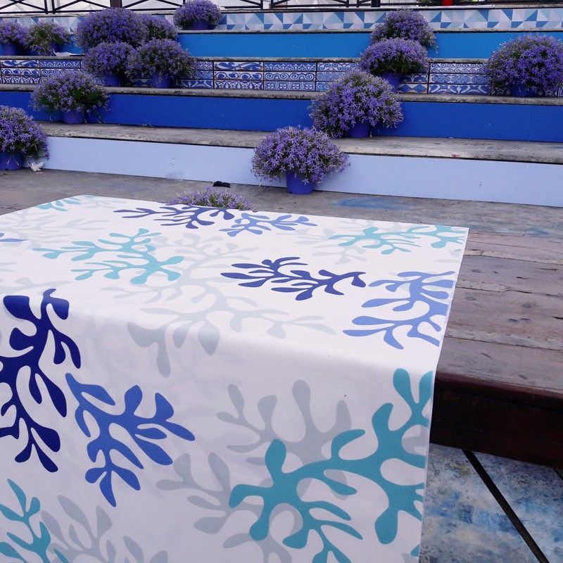 Chemin de table Corail bleu coton enduit ourlé 160x50 - Fleur de Soleil