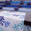 Chemin de table Corail bleu coton enduit ourlé