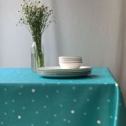 Nappe Confettis turquoise coton enduit ourlée ovale 160x240 - Fleur de Soleil