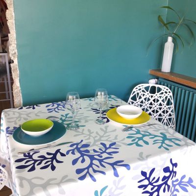 Nappe Corail bleu coton enduit ourlée 160x160 - Fleur de Soleil