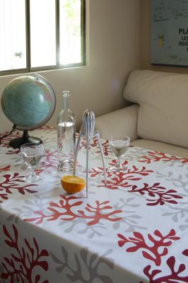 Nappe Corail rouge coton enduit ourlée 160x160 - Fleur de Soleil