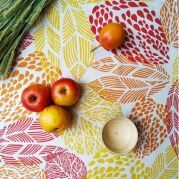 Nappe Feuilles Jaune coton enduit ourlée 160x160 - Fleur de Soleil