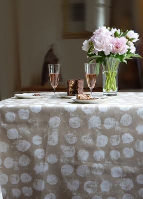 Nappe Pastille taupe coton enduit non ourlée 160x160 - Fleur de Soleil
