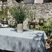 Nappe Pompadour bleu coton enduit ourlée 160x160 - Fleur de Soleil