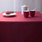 Nappe Unis rouge coton enduit ourlée ovale 160x200 - Fleur de Soleil