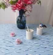 Nappe Vagues bleu coton enduit ourlée 160x160 - Fleur de Soleil