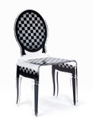 Chaise Sixteen en acrylique damier contour noir - Acrila Concept