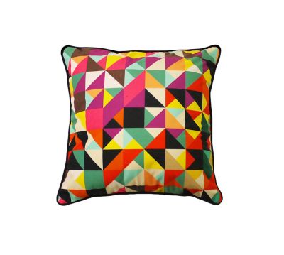 Coussin carré motifs triangles multicolores