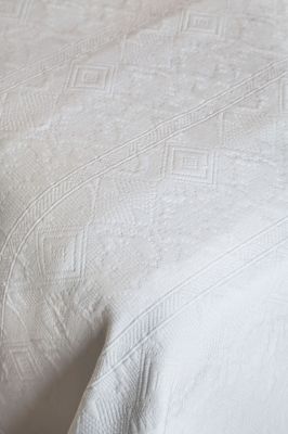 Dessus de lit Bigorre blanc motifs ethniques piqué de coton 180x250 - Toison d'Or