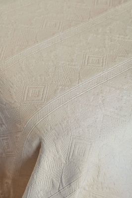 Dessus de lit Bigorre ivoire motifs ethniques piqué de coton 180x250 - Toison d'Or