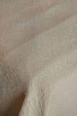 Dessus de lit Bigorre lin motifs ethniques piqué de coton 180x250 - Toison d'Or