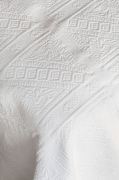 Dessus de lit Champsaur blanc motifs classiques piqué de coton 180x250 - Toison d'Or