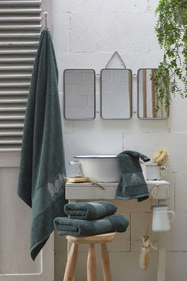 Drap de bain éponge Erdely vert lichen broderies sapins coton 100x150 - Sylvie Thiriez