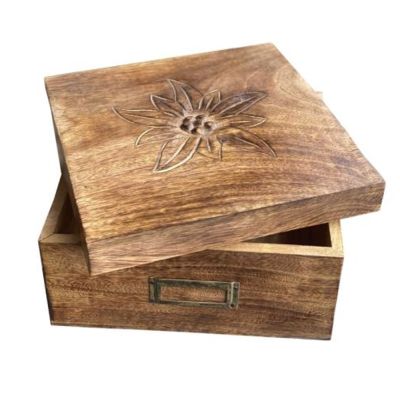 Boîte carrée en bois brûlé edelweiss 24x24x13 - Les Sculpteurs du lac