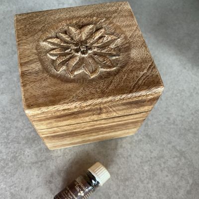 Boîte en bois brûlé edelweiss 20x20x10 - Les Sculpteurs du lac