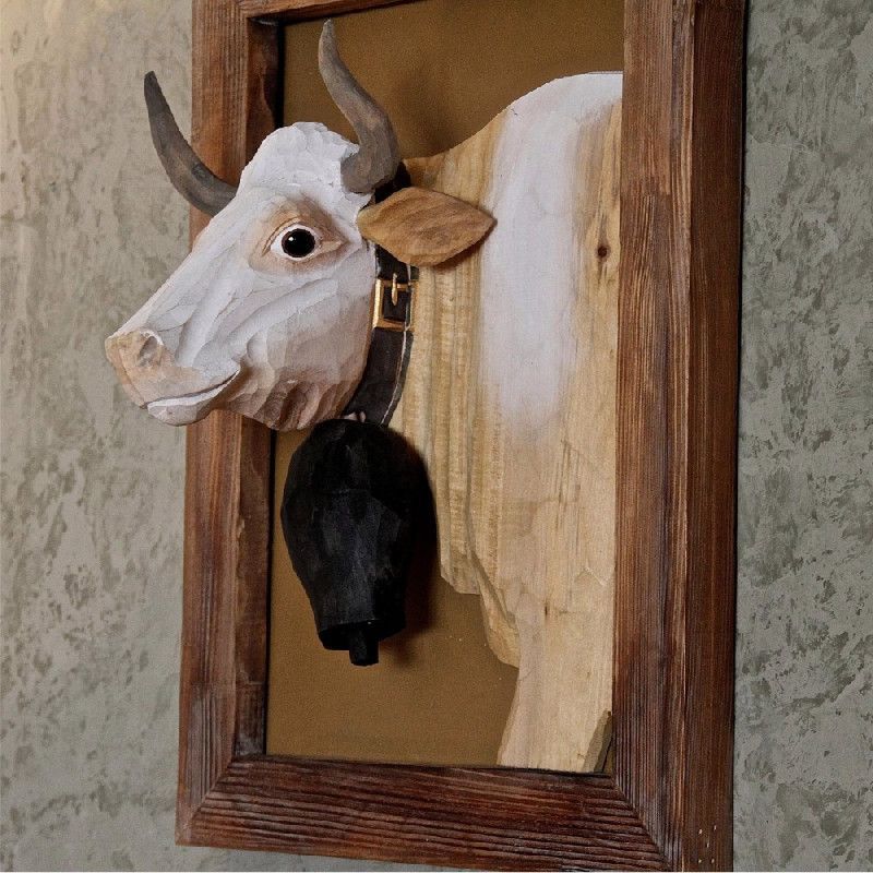 Cadre bois sculpté peint Portrait de vache 50×40×20 - Les Sculpteurs du lac