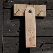 Planche à découper forme borne acacia gravée edelweiss 50x12 - Les Sculpteurs du lac