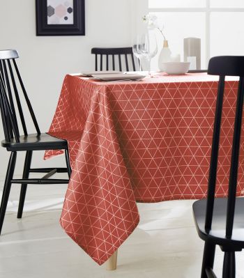 Nappe Paco Cerise polyester motifs triangles rouges 150x200 - Tradilinge