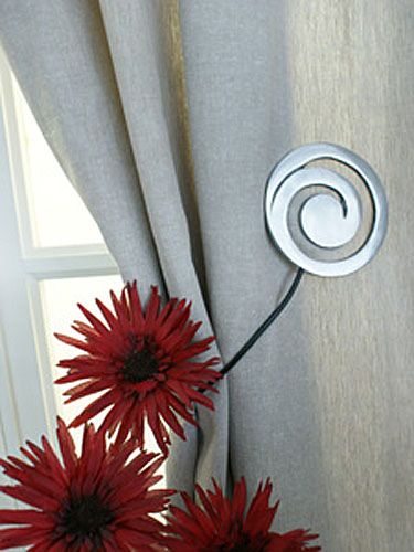Embrasse de rideau aimantée Kalea argent - Décoration | decotaime.fr Embrasse de rideau aimantée Kalea argent - Décoration | decotaime.fr