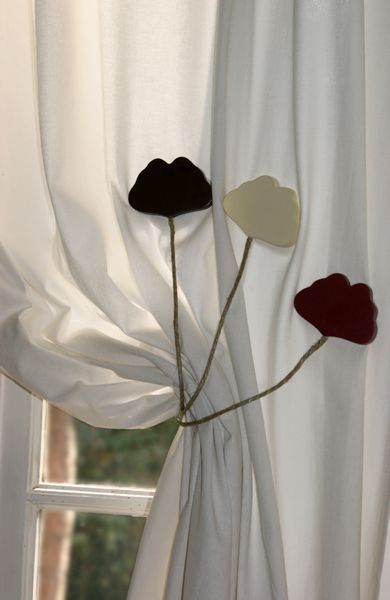 Embrasses de rideaux bois Gingko rouge par 2 - Décoration | decotaime.fr Embrasses de rideaux bois Gingko rouge par 2 - Décoration | decotaime.fr
